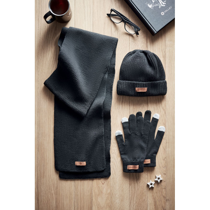 sne Swipe Svane ♻️ Hue, halstørklæde og taktile handsker med logo