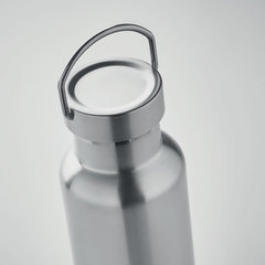♻️Dobbeltvægget vakuumflaske med logo tryk - af genanvendt metal